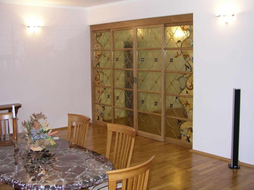 Перегородка для гостиной с цветным стеклом и декоративными вставками Сыктывкар