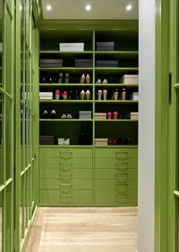 Г-образная гардеробная комната в зеленом цвете Сыктывкар