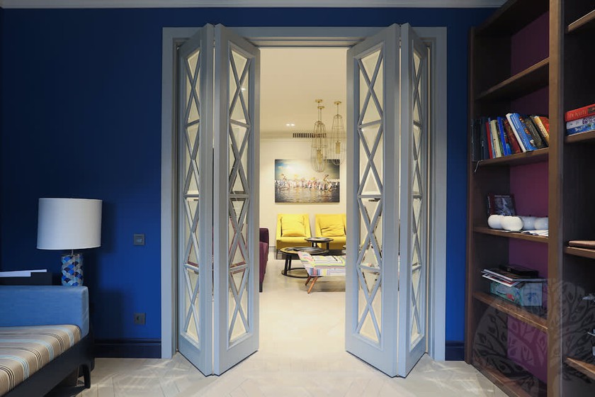 Двери гармошка  для гостиной со стеклами с разделителями Сыктывкар