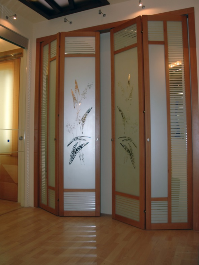 Широкие двери гармошка с матовым стеклом и рисунком Сыктывкар
