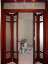 Дверь гармошка с декоративными стеклянными вставками Сыктывкар